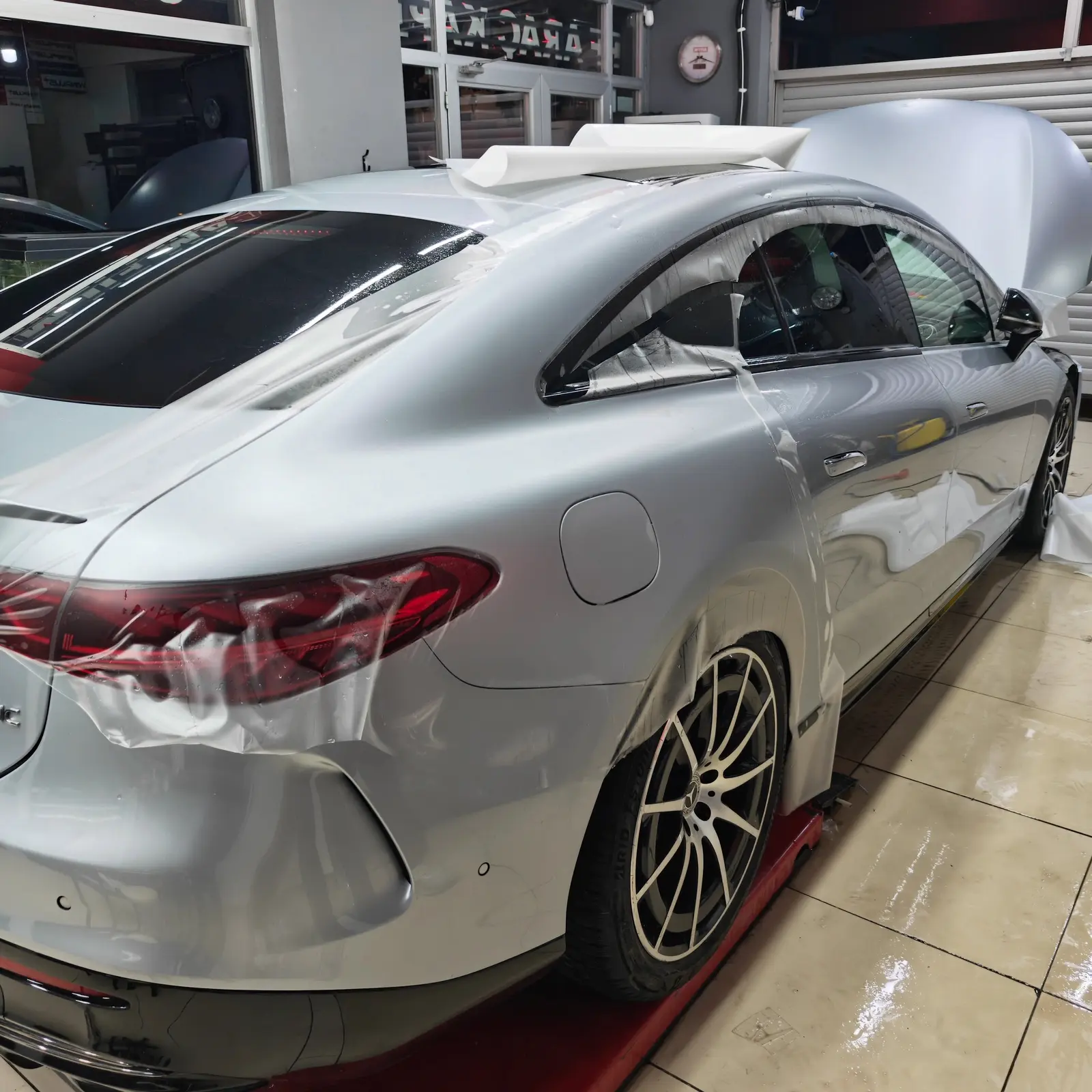 Puma Garaj Kayseri'de Mercedes araca mat PPF kaplama uygulaması